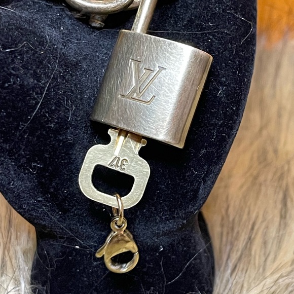 Sale!!! Authentic Louis Vuitton Lock and Key #317 - Picture 5 of 11